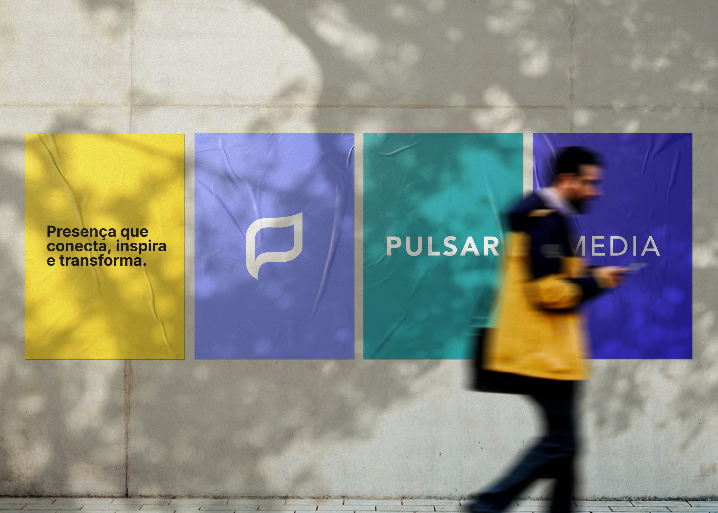 Cartazes da Pulsar Media aplicados em muro urbano